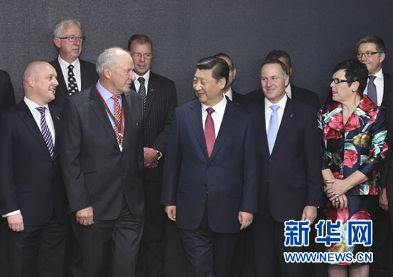 11月21日，中國(guó)國(guó)家主席習(xí)近平在奧克蘭和新西蘭總理約翰&middot;基共同出席中國(guó)－新西蘭市長(zhǎng)論壇啟動(dòng)儀式，并在啟動(dòng)儀式后會(huì)見(jiàn)&ldquo;新中關(guān)系促進(jìn)委員會(huì)&rdquo;主要成員。新華社記者馬占成攝