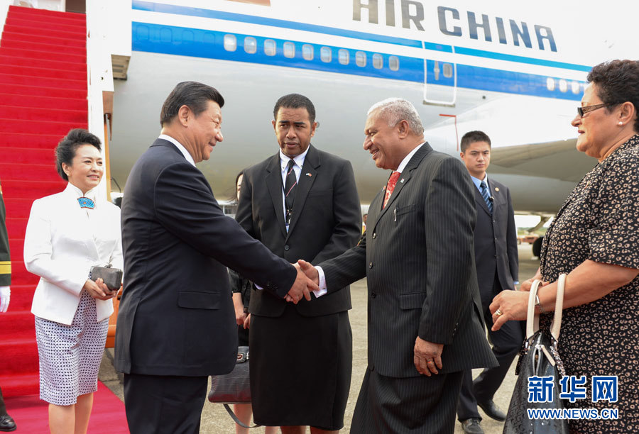 11月21日，國家主席習(xí)近平抵達楠迪，開始對斐濟進行國事訪問并將同太平洋建交島國領(lǐng)導(dǎo)人舉行會晤。斐濟總理姆拜尼馬拉馬夫婦在舷梯旁迎接習(xí)近平和夫人彭麗媛。新華社記者李學(xué)仁攝 