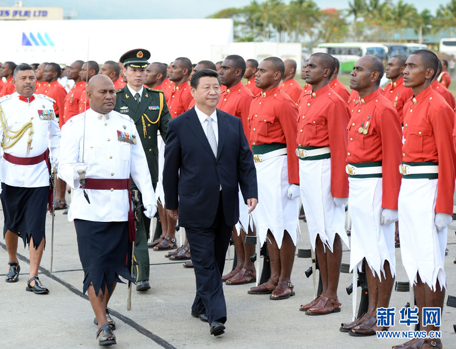 11月21日，國家主席習(xí)近平抵達楠迪，開始對斐濟進行國事訪問并將同太平洋建交島國領(lǐng)導(dǎo)人舉行會晤。這是習(xí)近平主席在機場出席斐濟總理姆拜尼馬拉馬舉行的隆重歡迎儀式。 新華社記者馬占成攝 