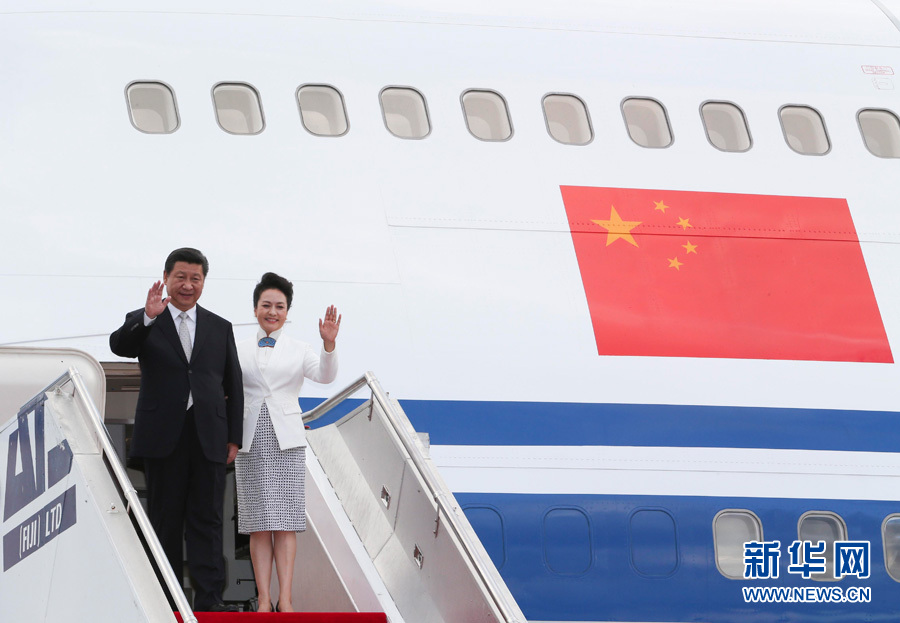 11月21日，國家主席習(xí)近平抵達楠迪，開始對斐濟進行國事訪問并將同太平洋建交島國領(lǐng)導(dǎo)人舉行會晤。 這是習(xí)近平和夫人彭麗媛步出機艙。新華社記者丁林攝 