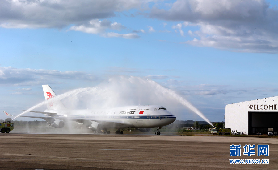  11月21日，國家主席習(xí)近平抵達楠迪，開始對斐濟進行國事訪問并將同太平洋建交島國領(lǐng)導(dǎo)人舉行會晤。圖為習(xí)近平乘坐的專機在楠迪國際機場跑道上滑行穿過&ldquo;水門&rdquo;，這是當(dāng)?shù)亟o予最尊貴客人的禮遇，表達為客人&ldquo;洗塵&rdquo;。 新華社記者丁林攝 