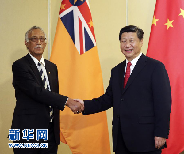 11月22日，國(guó)家主席習(xí)近平在斐濟(jì)楠迪會(huì)見(jiàn)紐埃總理塔拉吉。新華社記者姚大偉攝 