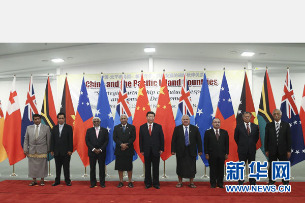 11月22日，國家主席習近平在楠迪同斐濟總理姆拜尼馬拉馬、密克羅尼西亞聯(lián)邦總統(tǒng)莫里、薩摩亞總理圖伊拉埃帕、巴布亞新幾內亞總理奧尼爾、瓦努阿圖總理納圖曼、庫克群島總理普納、湯加首相圖伊瓦卡諾、紐?？偫硭忍窖髰u國領導人舉行集體會晤。姚大偉攝