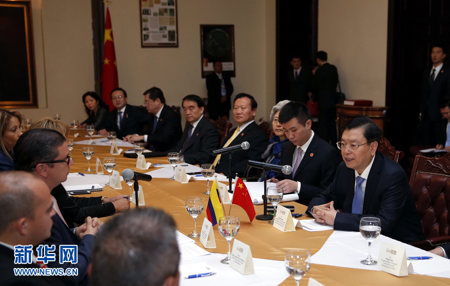 11月24日，正在哥倫比亞進(jìn)行正式友好訪問的全國人大常委會委員長張德江在波哥大與哥倫比亞眾議長阿明舉行會談。 新華社記者 鞠鵬 攝 