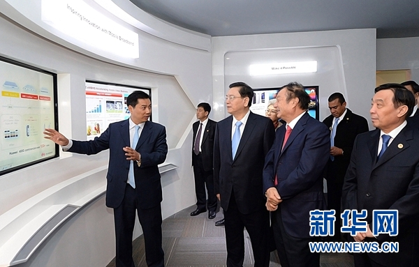 11月26日，正在墨西哥進(jìn)行正式友好訪問的全國人大常委會委員長張德江在墨西哥城視察華為公司拉美北地區(qū)部。 新華社記者劉建生攝