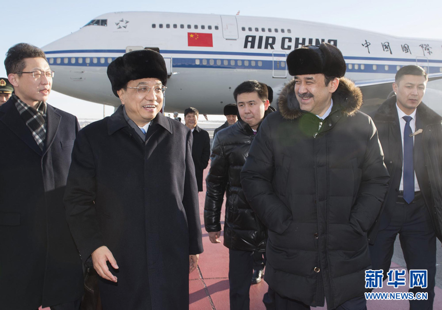  12月14日，應(yīng)哈薩克斯坦共和國總理馬西莫夫邀請，國務(wù)院總理李克強乘專機抵達阿斯塔納國際機場，開始對哈薩克斯坦進行正式訪問，舉行中哈總理第二次定期會晤，并出席上海合作組織成員國政府首腦理事會第十三次會議。這是馬西莫夫到機場迎接李克強。新華社記者 黃敬文 攝 
