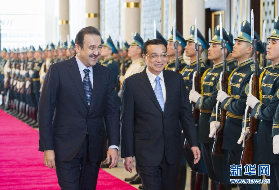 12月14日，應(yīng)哈薩克斯坦共和國總理馬西莫夫邀請，國務(wù)院總理李克強乘專機抵達阿斯塔納國際機場，開始對哈薩克斯坦進行正式訪問，舉行中哈總理第二次定期會晤，并出席上海合作組織成員國政府首腦理事會第十三次會議。馬西莫夫到機場迎接李克強，并舉行隆重的歡迎儀式。新華社記者 黃敬文 攝