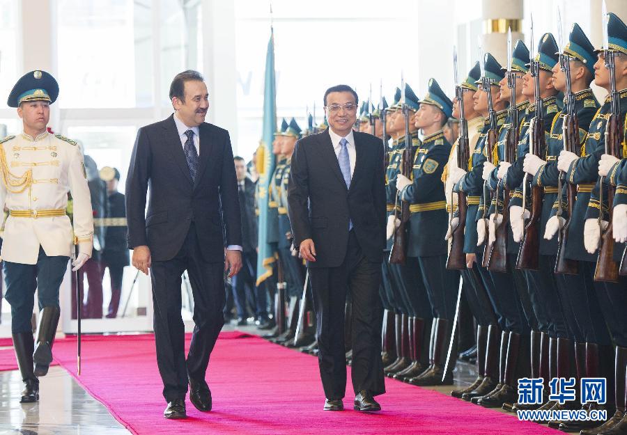 12月14日，應(yīng)哈薩克斯坦共和國總理馬西莫夫邀請，國務(wù)院總理李克強乘專機抵達阿斯塔納國際機場，開始對哈薩克斯坦進行正式訪問，舉行中哈總理第二次定期會晤，并出席上海合作組織成員國政府首腦理事會第十三次會議。馬西莫夫到機場迎接李克強，并舉行隆重的歡迎儀式。新華社記者 黃敬文 攝