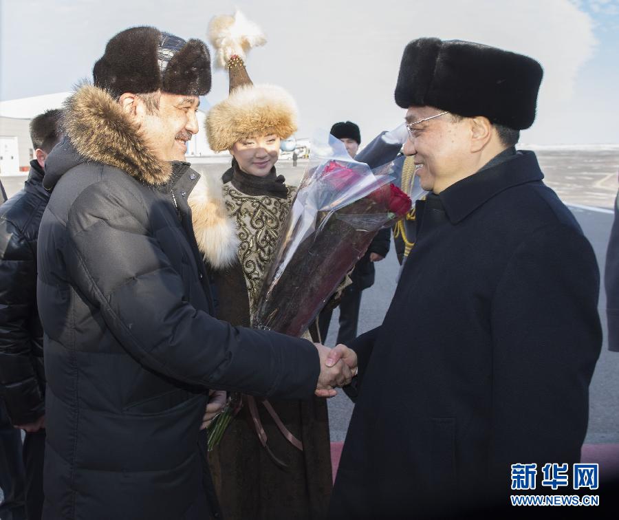 12月14日，應(yīng)哈薩克斯坦共和國總理馬西莫夫邀請，國務(wù)院總理李克強乘專機抵達阿斯塔納國際機場，開始對哈薩克斯坦進行正式訪問，舉行中哈總理第二次定期會晤，并出席上海合作組織成員國政府首腦理事會第十三次會議。這是馬西莫夫到機場迎接李克強。新華社記者 黃敬文 攝