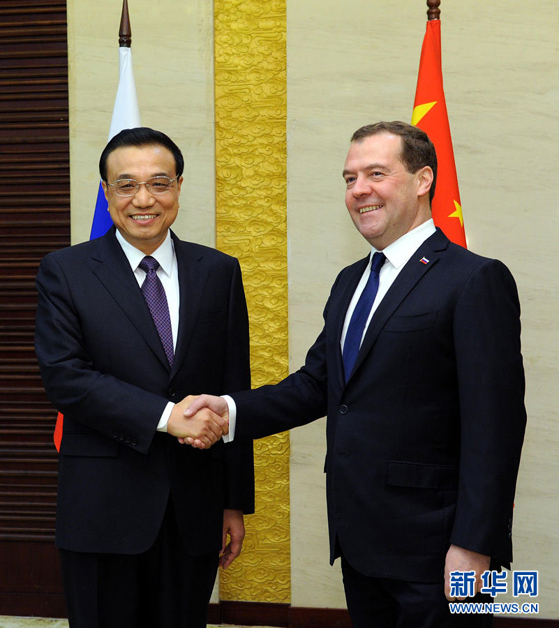 12月15日，中國國務(wù)院總理李克強(qiáng)在阿斯塔納會見俄羅斯總理梅德韋杰夫。 新華社記者 饒愛民 攝