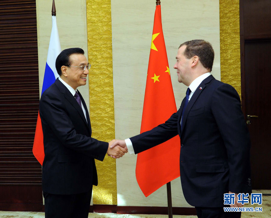 12月15日，中國國務(wù)院總理李克強(qiáng)在阿斯塔納會見俄羅斯總理梅德韋杰夫。 新華社記者 饒愛民 攝