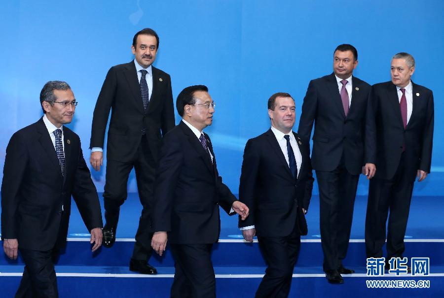 12月15日，中國(guó)國(guó)務(wù)院總理李克強(qiáng)在阿斯塔納出席上海合作組織成員國(guó)政府首腦理事會(huì)第十三次會(huì)議。這是與會(huì)領(lǐng)導(dǎo)人集體合影后走向會(huì)場(chǎng)。新華社記者 龐興雷 攝 