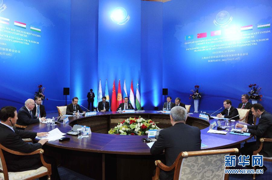 12月15日，中國(guó)國(guó)務(wù)院總理李克強(qiáng)在阿斯塔納出席上海合作組織成員國(guó)政府首腦理事會(huì)第十三次會(huì)議。 新華社記者 饒愛(ài)民 攝 
