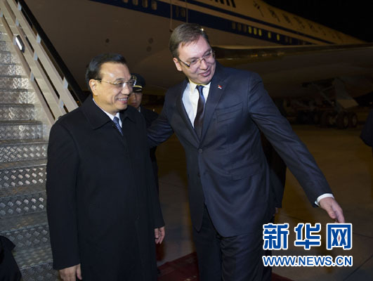 12月15日，國(guó)務(wù)院總理李克強(qiáng)抵達(dá)貝爾格萊德，出席中國(guó)－中東歐國(guó)家領(lǐng)導(dǎo)人會(huì)晤并正式訪問(wèn)塞爾維亞，塞爾維亞總理武契奇到機(jī)場(chǎng)迎接。新華社記者 黃敬文 攝