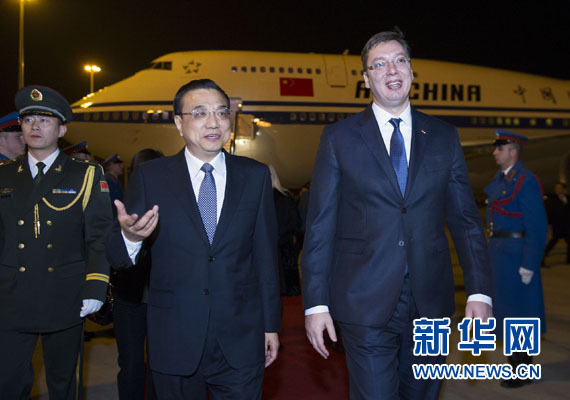 12月15日，國(guó)務(wù)院總理李克強(qiáng)抵達(dá)貝爾格萊德，出席中國(guó)－中東歐國(guó)家領(lǐng)導(dǎo)人會(huì)晤并正式訪問(wèn)塞爾維亞，塞爾維亞總理武契奇到機(jī)場(chǎng)迎接。新華社記者 黃敬文 攝