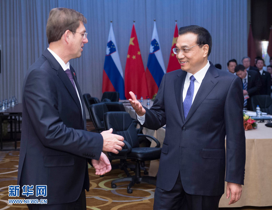12月16日，中國國務(wù)院總理李克強(qiáng)在貝爾格萊德會見斯洛文尼亞總理采拉爾。 新華社記者黃敬文攝