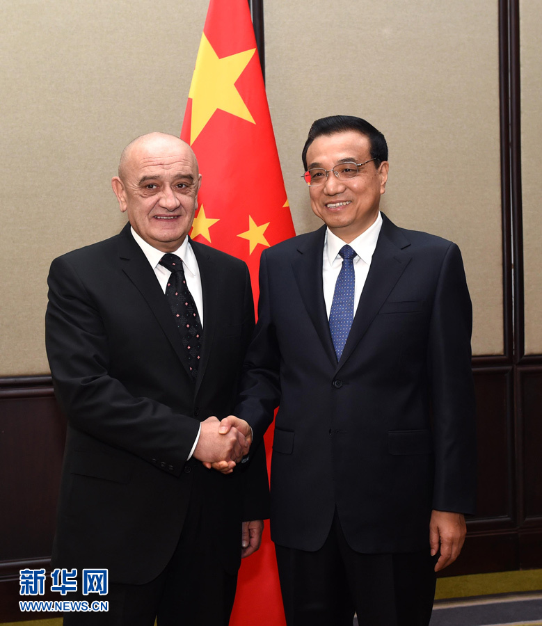 12月16日，中國國務(wù)院總理李克強在貝爾格萊德會見波黑部長會議主席貝萬達。 新華社記者 饒愛民 攝 