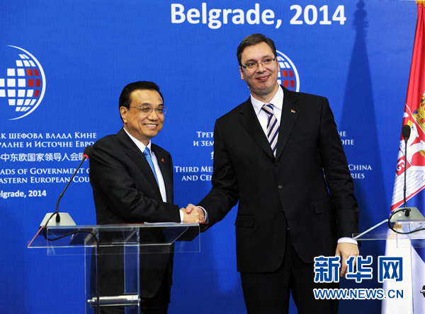 12月16日，國務(wù)院總理李克強(qiáng)在貝爾格萊德出席第三次中國-中東歐國家領(lǐng)導(dǎo)人會晤后，與塞爾維亞總理武契奇共同會見記者。 新華社記者饒愛民 攝