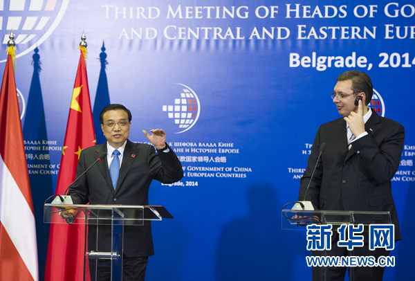 12月16日，國務(wù)院總理李克強(qiáng)在貝爾格萊德出席第三次中國-中東歐國家領(lǐng)導(dǎo)人會晤后，與塞爾維亞總理武契奇共同會見記者。 新華社記者黃敬文 攝