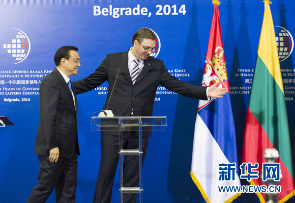 12月16日，國務(wù)院總理李克強(qiáng)在貝爾格萊德出席第三次中國-中東歐國家領(lǐng)導(dǎo)人會晤后，與塞爾維亞總理武契奇共同會見記者。 新華社記者黃敬文 攝