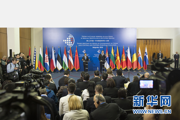 12月16日，國務(wù)院總理李克強(qiáng)在貝爾格萊德出席第三次中國-中東歐國家領(lǐng)導(dǎo)人會晤后，與塞爾維亞總理武契奇共同會見記者。 新華社記者黃敬文 攝