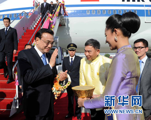 12月19日，中國國務院總理李克強抵達曼谷，出席大湄公河次區(qū)域經濟合作領導人第五次會議。新華社記者饒愛民攝