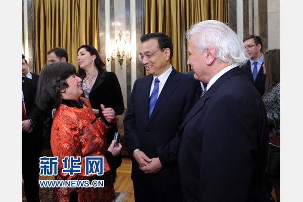 12月18日，中國(guó)國(guó)務(wù)院總理李克強(qiáng)在貝爾格萊德市政廳接受&ldquo;貝爾格萊德榮譽(yù)市民&rdquo;證書(shū)，塞爾維亞總理武契奇陪同出席。隨后，李克強(qiáng)同塞各界知名人士親切會(huì)見(jiàn)并互動(dòng)交流。這是李克強(qiáng)同漢學(xué)家波普&mdash;采尼奇夫婦親切交談。新華社記者 饒愛(ài)民 攝