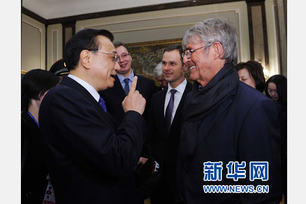 12月18日，中國(guó)國(guó)務(wù)院總理李克強(qiáng)在貝爾格萊德市政廳接受&ldquo;貝爾格萊德榮譽(yù)市民&rdquo;證書(shū)，塞爾維亞總理武契奇陪同出席。隨后，李克強(qiáng)同塞各界知名人士親切會(huì)見(jiàn)并互動(dòng)交流。這是李克強(qiáng)同著名足球教練米盧蒂諾維奇親切交談。新華社記者 饒愛(ài)民 攝