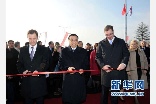 12月18日，中國國務(wù)院總理李克強在貝爾格萊德同塞爾維亞總理武契奇共同出席貝爾格萊德跨多瑙河大橋竣工儀式。這是李克強與武契奇為新建成的大橋剪彩。新華社記者 饒愛民 攝