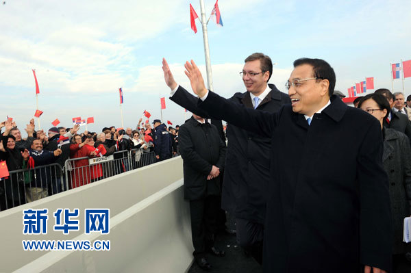 12月18日，中國國務(wù)院總理李克強在貝爾格萊德同塞爾維亞總理武契奇共同出席貝爾格萊德跨多瑙河大橋竣工儀式。這是李克強與武契奇在儀式現(xiàn)場向塞爾維亞群眾揮手致意。新華社記者 饒愛民 攝