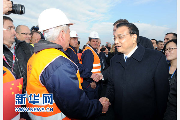 12月18日，中國國務(wù)院總理李克強在貝爾格萊德同塞爾維亞總理武契奇共同出席貝爾格萊德跨多瑙河大橋竣工儀式。這是李克強同大橋建設(shè)者親切交流。新華社記者 饒愛民 攝