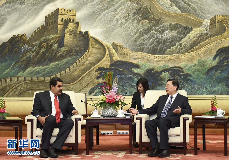 1月8日，全國(guó)人大常委會(huì)委員長(zhǎng)張德江在北京人民大會(huì)堂會(huì)見(jiàn)委內(nèi)瑞拉總統(tǒng)馬杜羅。 新華社記者 張鐸 攝 