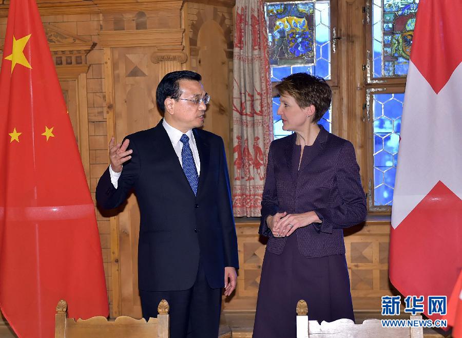 1月21日，國(guó)務(wù)院總理李克強(qiáng)在達(dá)沃斯同瑞士聯(lián)邦主席索馬魯加舉行會(huì)談。這是會(huì)談結(jié)束后，李克強(qiáng)與索馬魯加共同出席雙邊金融、食品、藥品、科研、人員往來(lái)等領(lǐng)域合作文件簽字儀式。新華社記者 李濤 攝