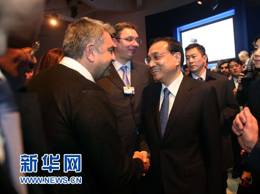 1月21日，中國國務院總理李克強在瑞士達沃斯舉行的世界經濟論壇全會發(fā)表特別致辭并回答提問。這是李克強在致辭后同與會嘉賓親切交談。新華社記者 劉衛(wèi)兵 攝