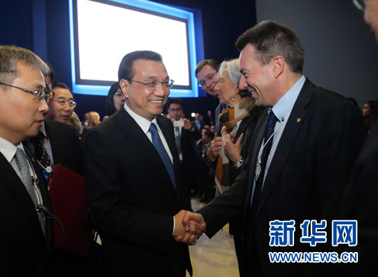 1月21日，中國國務院總理李克強在瑞士達沃斯舉行的世界經濟論壇全會發(fā)表特別致辭并回答提問。這是李克強在致辭前同與會嘉賓親切交談。新華社記者 劉衛(wèi)兵 攝