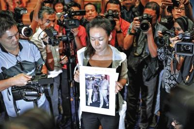 1月29日，在得知即將召開有關MH370的發(fā)布會后，一些乘客家屬成員到場。