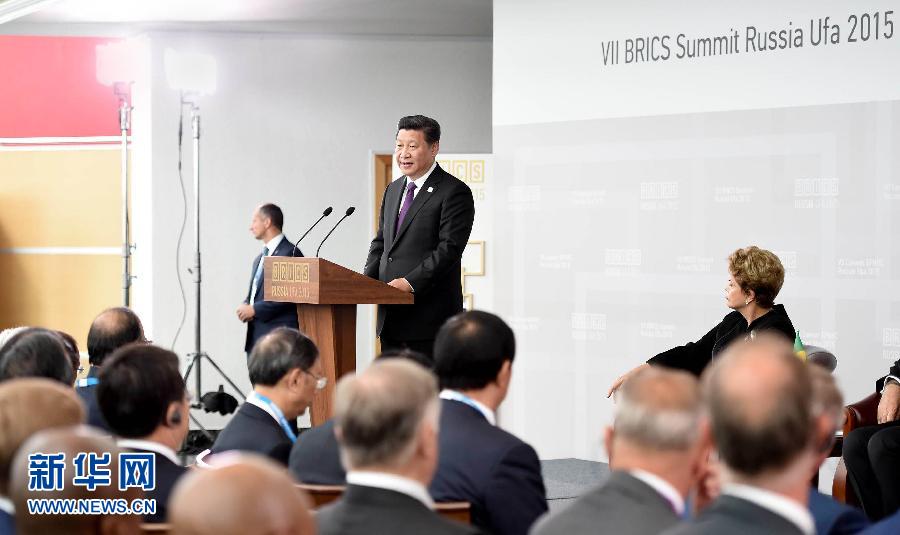 7月9日，金磚國家領導人同金磚國家工商理事會代表對話會在俄羅斯烏法舉行。中國國家主席習近平、俄羅斯總統(tǒng)普京、巴西總統(tǒng)羅塞夫、印度總理莫迪、南非總統(tǒng)祖馬等共同出席。新華社記者 張鐸 攝 