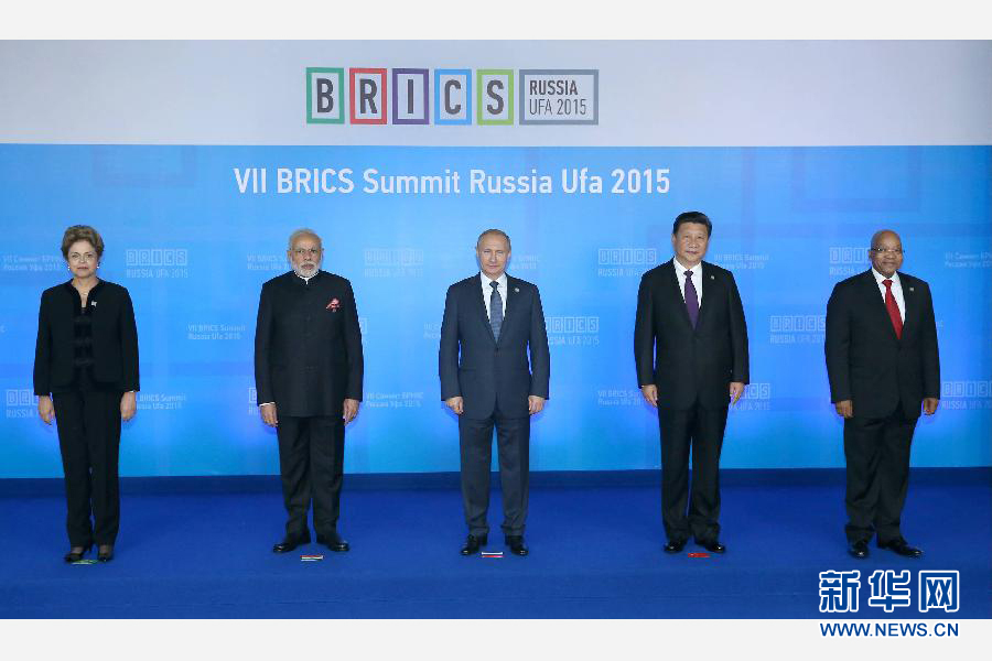 7月9日，金磚國(guó)家領(lǐng)導(dǎo)人第七次會(huì)晤在俄羅斯烏法舉行。中國(guó)國(guó)家主席習(xí)近平、俄羅斯總統(tǒng)普京、巴西總統(tǒng)羅塞夫、印度總理莫迪、南非總統(tǒng)祖馬出席。這是金磚國(guó)家領(lǐng)導(dǎo)人集體合影。新華社記者 龐興雷 攝
