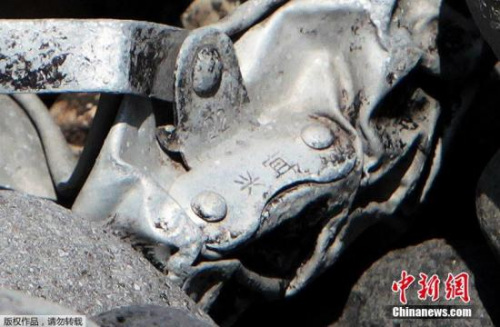 圖為疑似飛機金屬殘片上刻有中文&ldquo;宜興&rdquo;兩字。