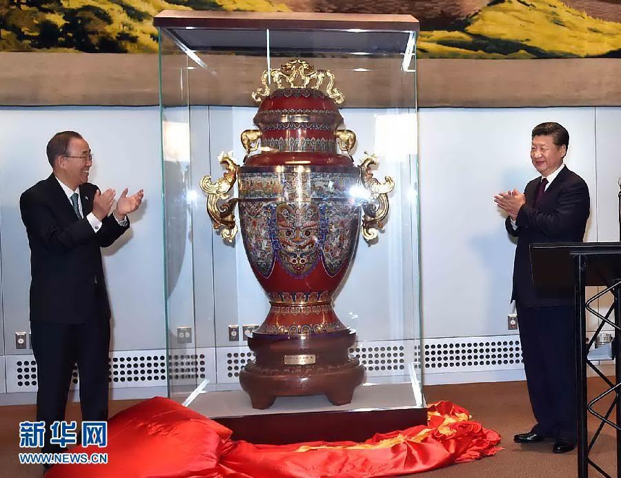 9月27日，國家主席習近平在紐約出席中國向聯合國贈送&ldquo;和平尊&rdquo;儀式。聯合國秘書長潘基文出席。 新華社記者 李濤 攝 