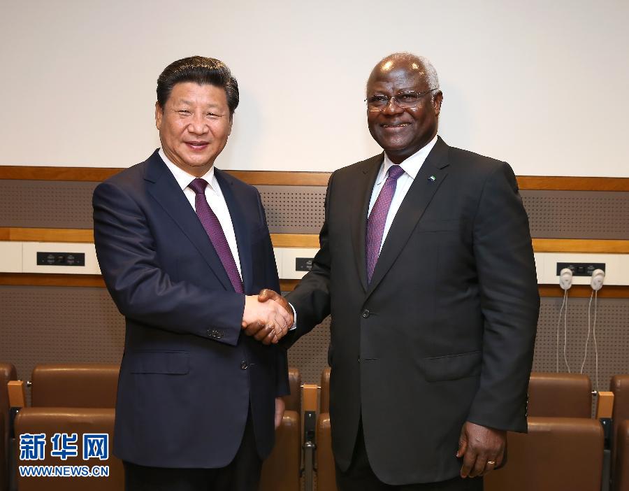 9月27日，國家主席習近平在紐約會見塞拉利昂總統(tǒng)科羅馬。新華社記者 龐興雷 攝 