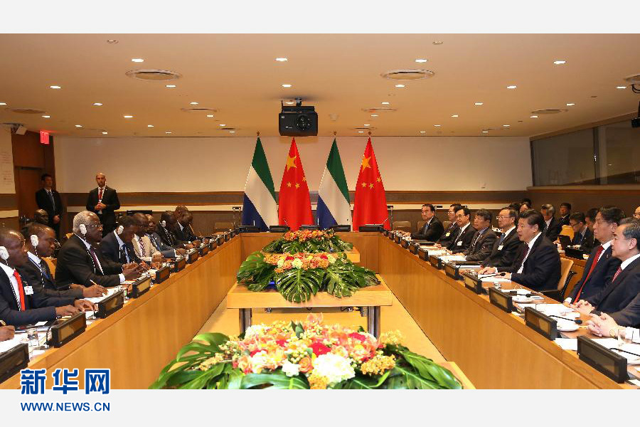 9月27日，國家主席習近平在紐約會見塞拉利昂總統(tǒng)科羅馬。新華社記者 龐興雷 攝