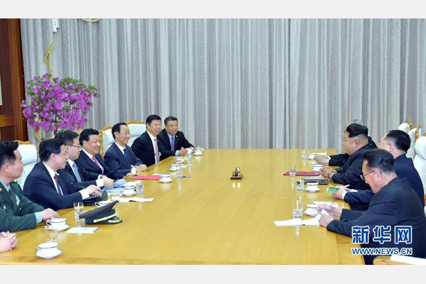 10月9日，中共中央政治局常委、中央書記處書記劉云山在平壤百花園迎賓館會見朝鮮勞動黨第一書記金正恩。 新華社記者 李濤 攝 