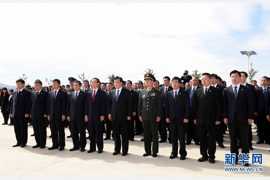 10月11日，中共中央政治局常委、中央書記處書記劉云山專程趕赴安州祭掃中國人民志愿軍烈士陵園，向中國人民志愿軍烈士敬獻(xiàn)花籃并默哀。 新華社記者 饒愛民 攝