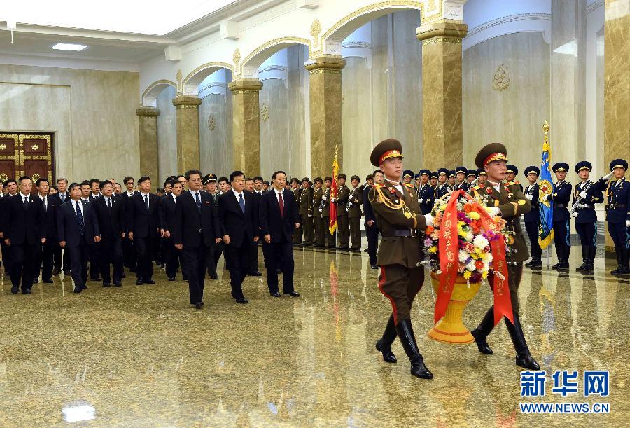 10月11日，中共中央政治局常委、中央書記處書記劉云山前往錦繡山太陽宮，向金日成主席和金正日總書記塑像敬獻(xiàn)花籃。 新華社記者饒愛民攝