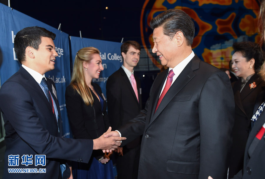 10月21日，國家主席習(xí)近平在倫敦參觀帝國理工學(xué)院。 新華社記者謝環(huán)馳 攝