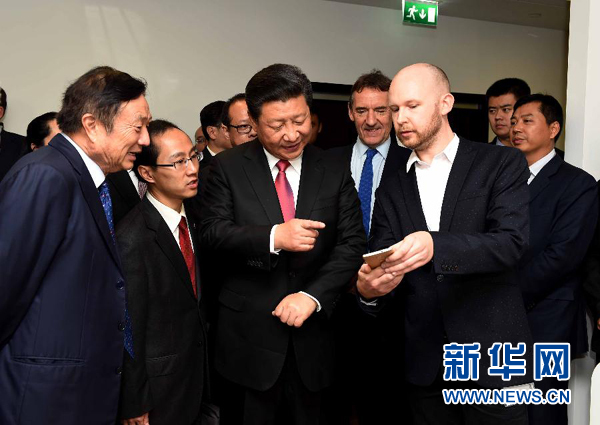 10月21日，國家主席習近平在倫敦參觀華為英國公司。 新華社記者 饒愛民 攝