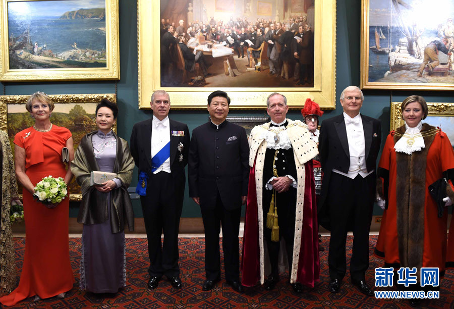 當(dāng)?shù)貢r(shí)間10月21日，國家主席習(xí)近平在倫敦金融城市政廳發(fā)表題為《共倡開放包容共促和平發(fā)展》的重要演講。這是習(xí)近平和夫人彭麗媛同嘉賓合影。 新華社記者 饒愛民 攝