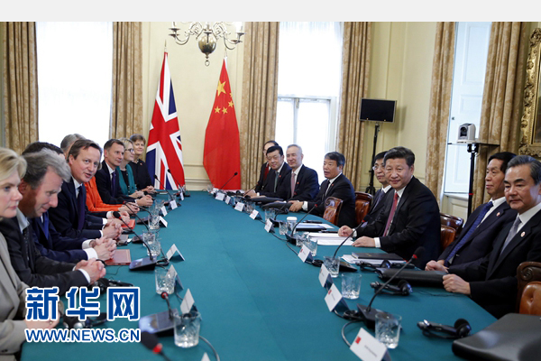 10月21日，國(guó)家主席習(xí)近平在倫敦唐寧街首相府同英國(guó)首相卡梅倫舉行會(huì)談。 新華社記者 鞠鵬 攝 