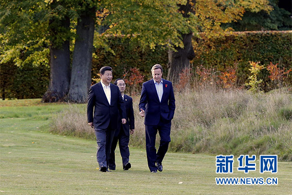 這是習(xí)近平與卡梅倫漫步草坪，邊走邊談。新華社記者 鞠鵬攝
